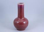 Chine, début du XXe siècle.Vase bouteille en porcelaine émaillée rouge...