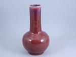 Chine, début du XXe siècle.Vase bouteille en porcelaine émaillée rouge...