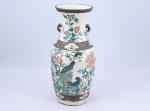 Chine, Nankin, début du XXe siècle. Grand vase à décors...