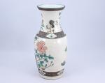 Chine, Nankin, début du XXe siècle. Grand vase à décors...