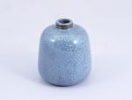 Chine, XXe siècle.
Petit vase 

en céramique écaillée bleu lavande, dans...