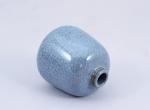 Chine, XXe siècle.
Petit vase 

en céramique écaillée bleu lavande, dans...
