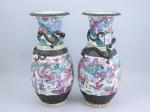 Chine, Nankin, XXème. Paire de vases balustre en grès, l'épaule...