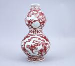 Chine, moderne.Vase de forme double gourdeen porcelaine décorée en rouge...