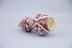 Chine, moderne.Vase de forme double gourdeen porcelaine décorée en rouge...