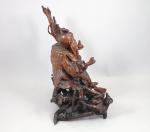 Chine, XXe siècle. 
Statuette 

en bois sculpté figurant un lettré...