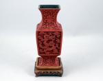 Chine, XXe siècle.Vase quadrangulaire en laque, à décor de dragons....