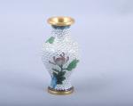 Chine. 
Vase 

en émaux cloisonnés à fond blanc.

Haut. 12,5 cm.
