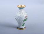 Chine. 
Vase 

en émaux cloisonnés à fond blanc.

Haut. 12,5 cm.