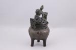 Chine, XXe siècle. 
Brûle parfum 

en bronze, motifs de taotié...