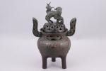Chine, XXe siècle. 
Brûle parfum 

en bronze, motifs de taotié...