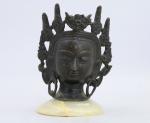 Tibet, XXe siècle.
Tête 

en bronze.  

Haut. 12,5 cm.