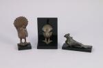 Inde, XIXe siècle. Trois ronde-bosses aviformes en bronze, lune à...