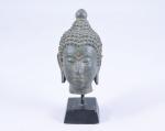Thailande, XIXe siècle.
Petite tête de bouddha 

en bronze à patine...