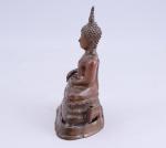 Thaïlande, vers 1900.
Statuette représentant Bouddha en Bhumisparsha mudra. 

 en...