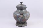 Japon, vers 1900.
Vase couvert

en émaux cloisonnés polychromes à décor de...