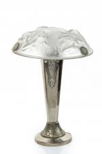 Travail des années 1920-1930Lampe dôme en métal et verre moulé...