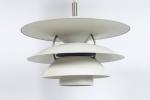 Poul Henningsen (Danois, 1894-1967)
Lampe Charlottenborg, modèle dessiné en 1980

en métal...