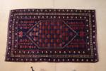 Tapis Bélouchistan à fond noir, décor de crochets dans un...