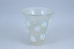 Dans le goût de René Lalique Vase "Saint-François"en verre moulé-pressé...