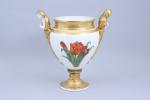 Vase trophée en porcelaine blanche et orsur piédouche en forme...