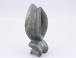 Sculpture en pierre dure vertefigurant un organe reproducteur féminin et...