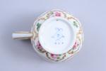 Sèvres
Tasse en porcelaine

à décor polychrome de roses dans des couronnes...