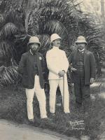 Fernand Oliveda à Madagascar, à gauche