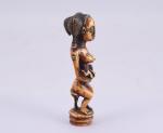 Côte d'Ivoire, Baoulé, milieu du XXe siècle.Maternité,en os.Haut. 15 cm.