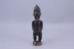 Peuple Baoulé, Côte d’Ivoire.
Statuette masculine debout

Bois, patine brun-foncé, pigments.

Haut. 26...