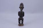 Peuple Baoulé, Côte d’Ivoire.
Statuette masculine debout

Bois, patine brun-foncé, pigments.

Haut. 26...