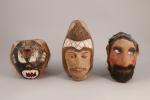 Trois noix de coco 

sculptées et polychromées, à décor anthropomorphique....