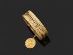 Bracelet large et articulé en or jaune 750 millièmes partiellement...