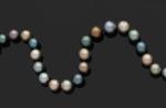 Collier de trente-neuf perles de culture de couleurs diverses en...
