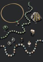 Collier de trente-neuf perles de culture de couleurs diverses en...
