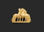 Broche en or jaune 750 millièmes figurant deux chevaux. Inscription...
