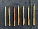Ensemble de sept stylos en métal ou métal doré. (usures).
