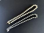 Deux colliers de perles de culture blanches ou grises, les...