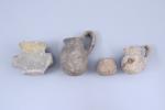 Néolithique/Âge du BronzeQuatre vases en céramique :- Petit vase en...
