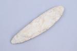 Période néolithiqueLame de poignard foliacée en silex taillé blanc. ...