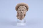 Méditerranée gréco-romaine, période hellénistique Tête de figurine féminine en terre...