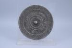 Chine, style Han Miroir circulaire en bronze argenté à décor...