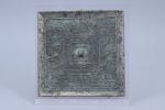 Chine, style Han Miroir de forme carrée en bronze argenté...