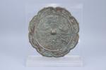 Chine, style Tang Miroir de forme polylobée en bronze, à...