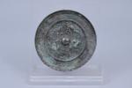 Chine, style Tang Miroir circulaire en bronze argenté, à décor...
