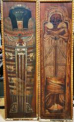 Égypte, XXeSarcophage et momiePaire de panneaux en bois pyrogravé et...