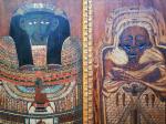 Égypte, XXeSarcophage et momiePaire de panneaux en bois pyrogravé et...
