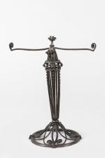 Raymond Subes (Français, 1891-1970)
Lampe de table

en fer forgé martelé. Le...
