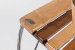Travail contemporain
Fauteuil ondulé

en lamelles de bois et piétement métallique. Le...