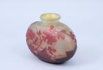 Etablissement Gallé (1846-1904)Petit vase gourdeen verre multicouche jaune et rouge,...